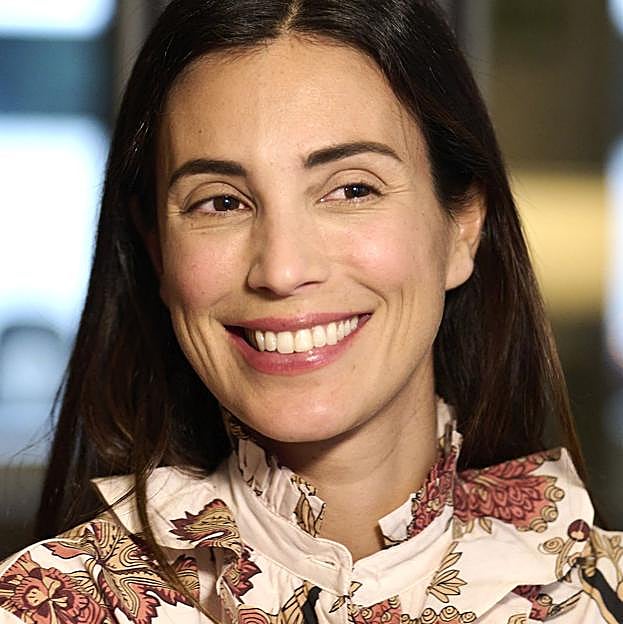 El look de primavera perfecto lo ha llevado Sassa de Osma: vestido largo, gabardina y mocasines