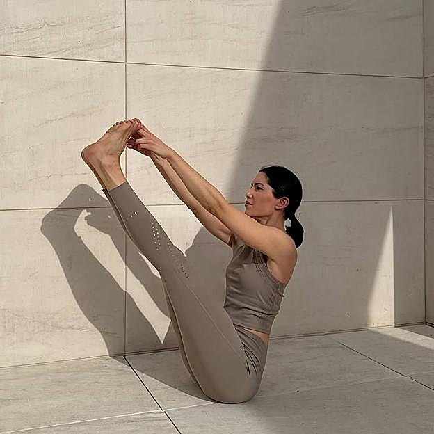 La postura del barco es una de las más eficaces del yoga para fortalecer la zona abdominal. 