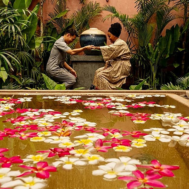 Don Hetrakul y Natasha Rothwell como Pornchai y Belinda en una imagen de la tercera temporada de The White Lotus rodada en la isla tailandesa de Phuket.