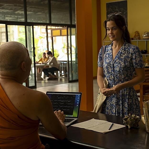 Sarah Catherine Hook como Piper Ratliff en una imagen de la tercera temporada de The White Lotus, cuando la joven visita un monasterio budista.