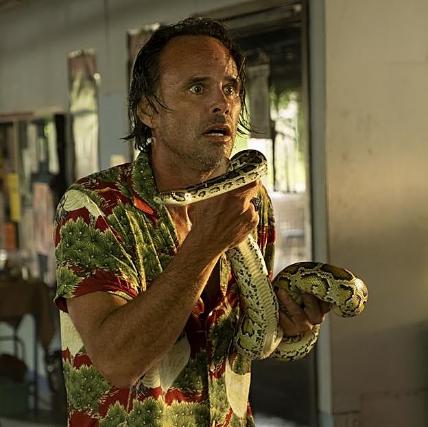 Walton Goggins como Rick Hatchett en una imagen del tercer episodio de la tercera temporada de The White Lotus, cuando visitan una granja de serpientes.