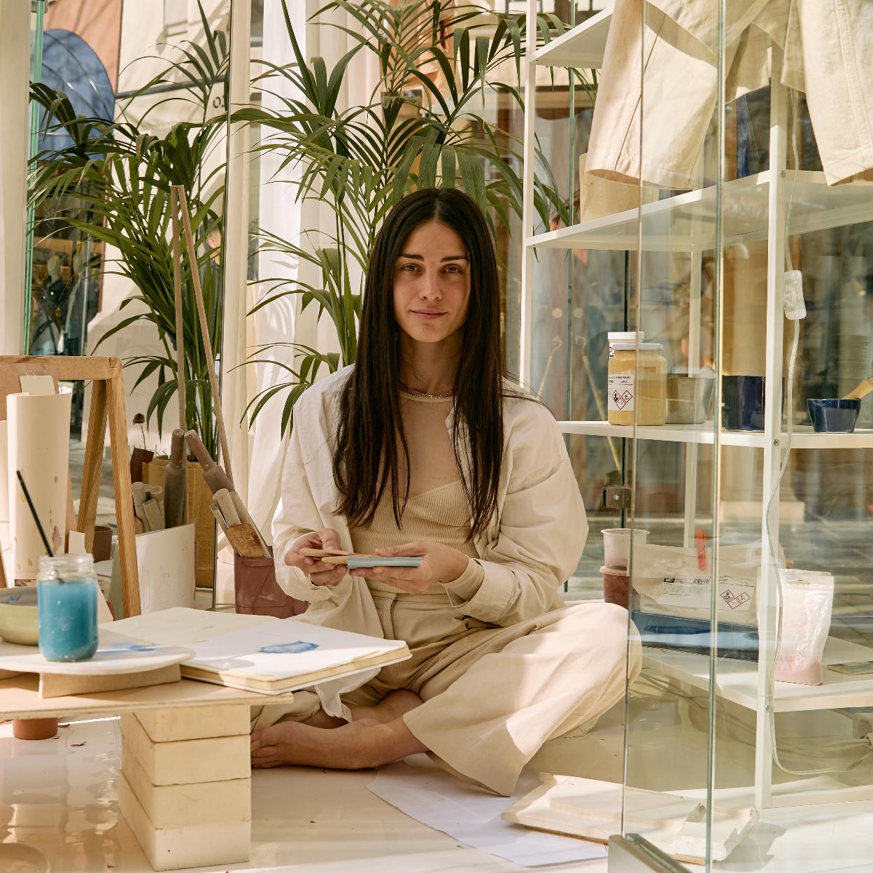 Adriana Cabello muestra sus piezas y su taller en la Glass House de Las Rozas Village. 