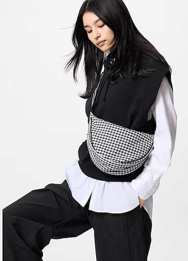 Imagen - Bolso riñonera con estampado de cuadros de Uniqlo.