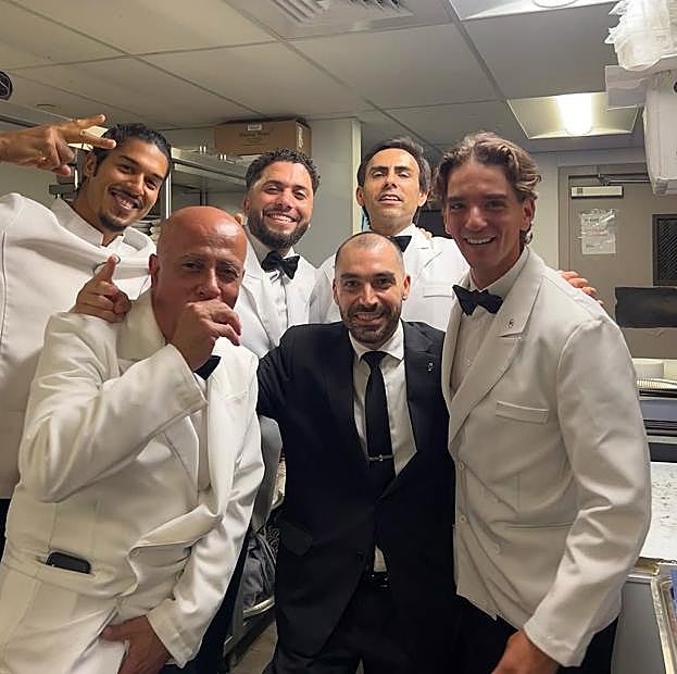 Clemente Lequio, con su uniforme de camarero, junto a sus compañeros. 