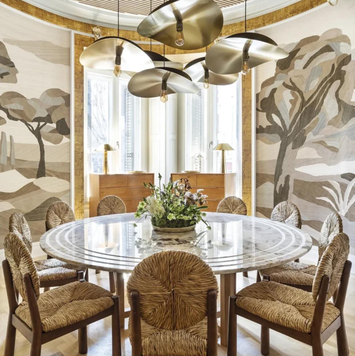 Espacio Maisons du Monde – «Restaurante Maisons», diseñado por Raúl Martins Estudio en Casa Decor 2025. El revestimiento de madera en forma de árboles que presentan las paredes es de ARTE.