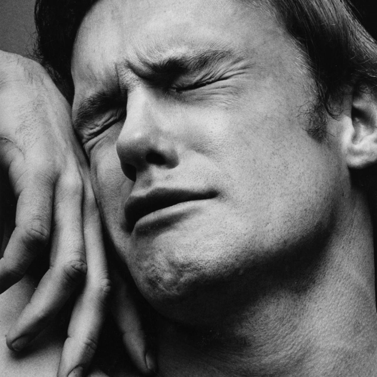 La fotografía que Peter Hujar tomó en 1969 y tituló Orgasmic Man es la que vemos en la portada de Tan poca vida, la novela Hanya Yanagihara que cumple 10 años.