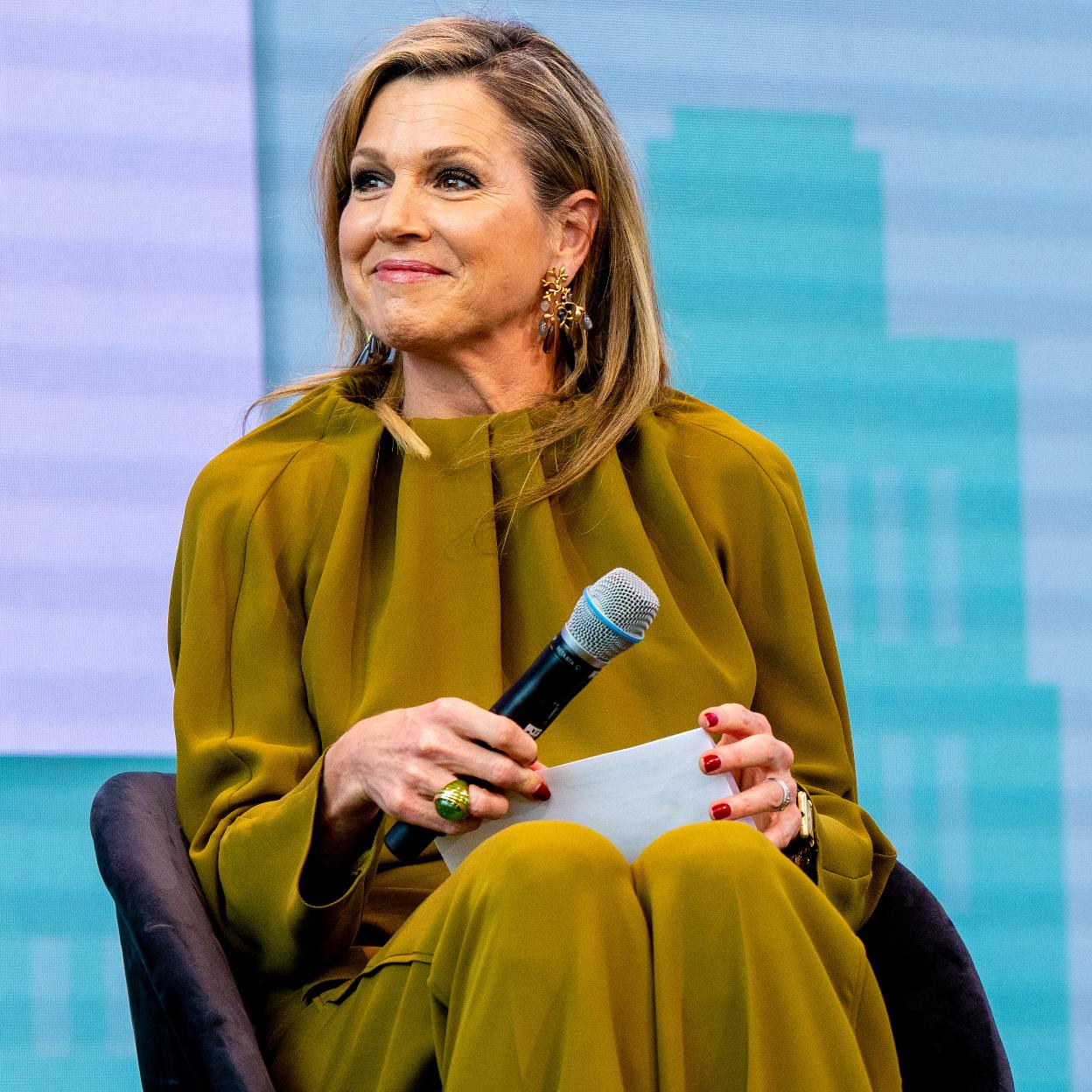 Máxima de Holanda con conjunto en color verde oliva