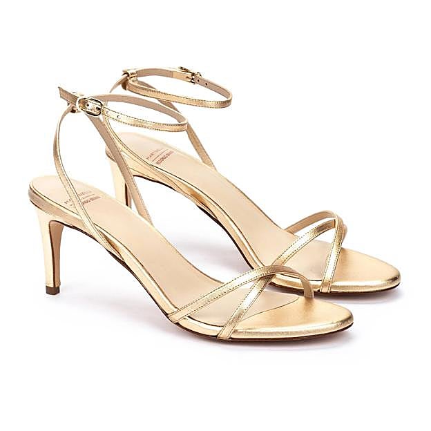 Sandalia de tacón dorado de Martinelli y Redondo Brand.