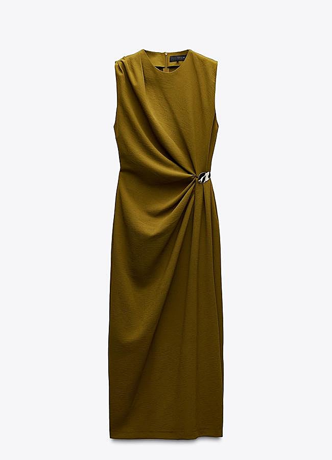 Imagen - Vestido con detalle de joya en verde oliva de Zara.
