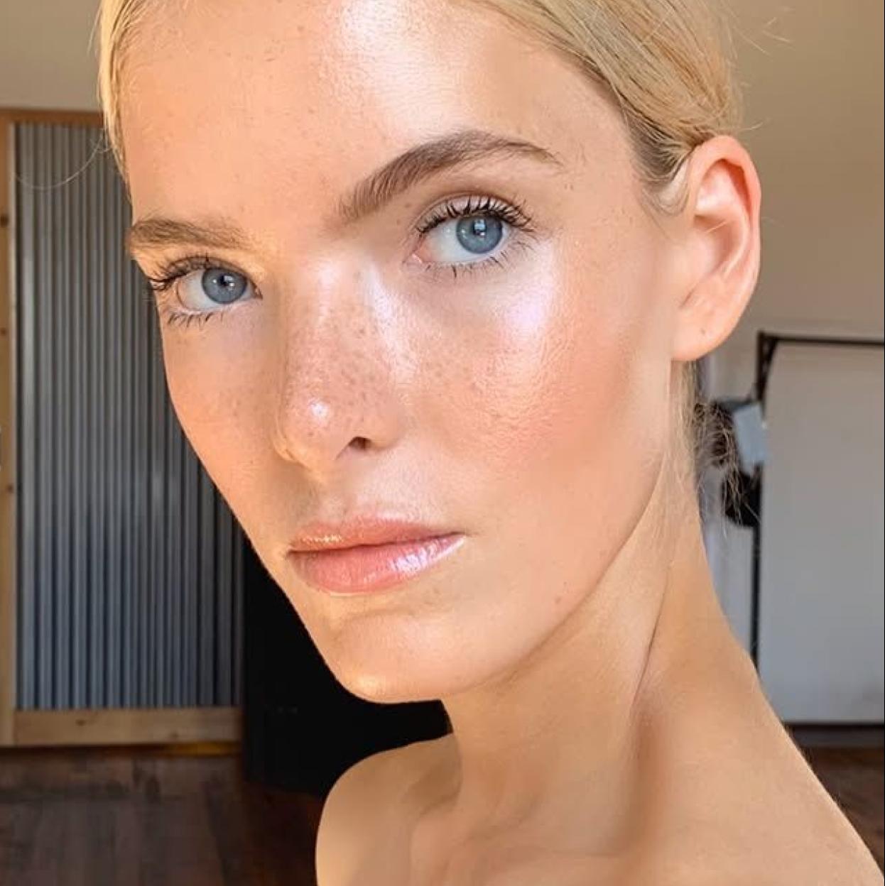 Modelo con piel glowy