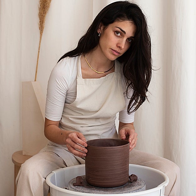 Adriana Cabello trabajando el barro. 