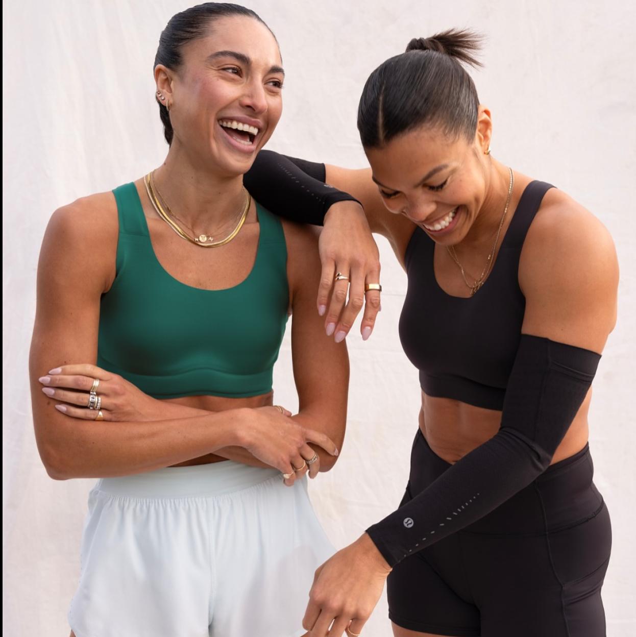 Mujeres con estilismos deportivos. 
