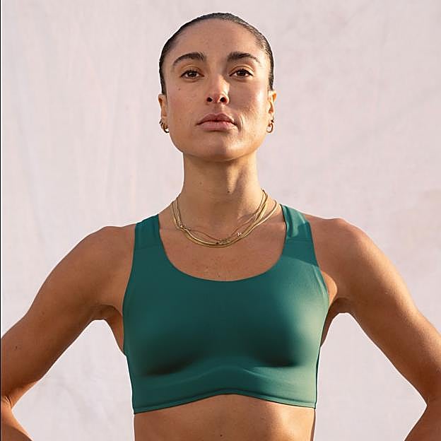 Mujer con un look deportivo. 