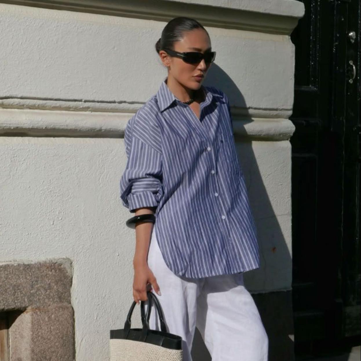 Influencer con camisa de lino oversize