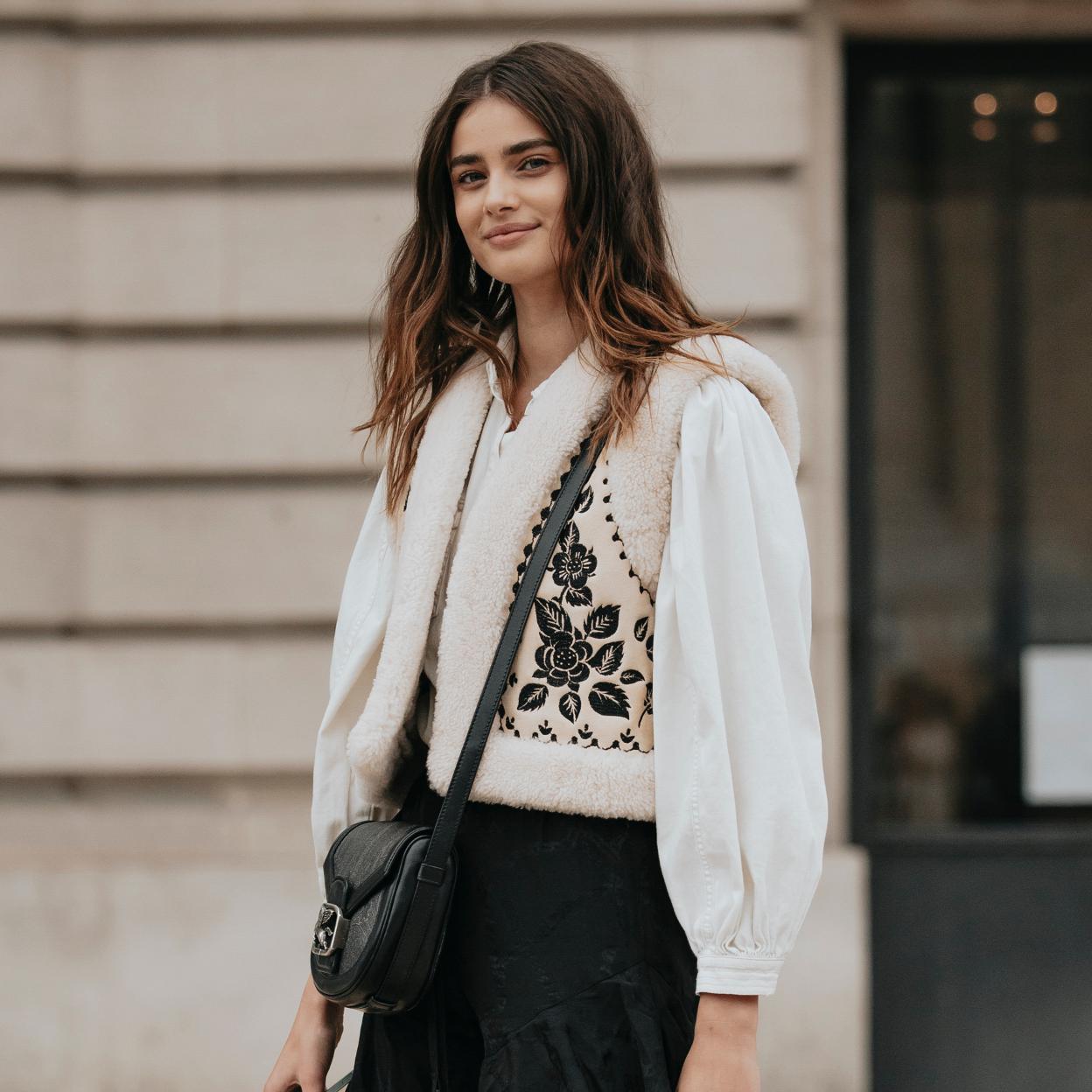 Influencer con chaleco tendencia para primavera