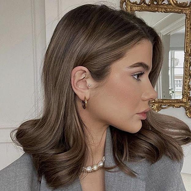 Influencer con babylights en pelo mocha mousse