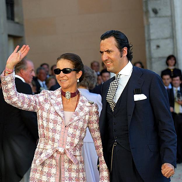 La infanta Elena y Jaime de Marichalar, en la boda de Beltrán Gómez-Acebo y Launra Ponte, en 2004, en La Granja de San Idelfonso, en Segovia. 
