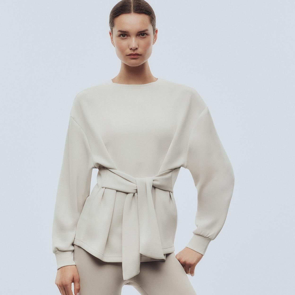 Mujer con un look sport muy chic. 