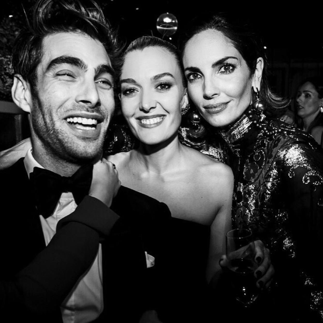 Marta Ortega con su amiga, aliada y musa, Eugenia Silva. Junto a ellas, el actor y modelo Jon Kortajarena. 