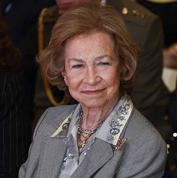 El look elegante de la reina Sofía perfecto para entretiempo: traje de sastrería y el bolso de Loewe más deseado