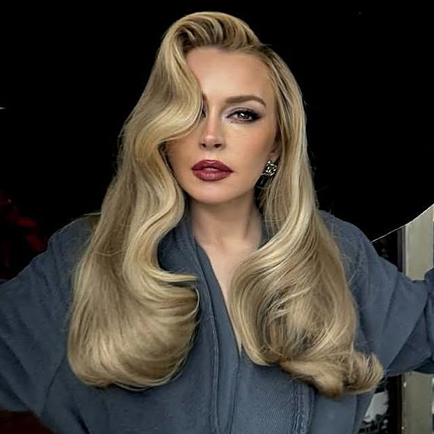 Lindsay Lohan con tendencia de color de pelo almond milk blonde