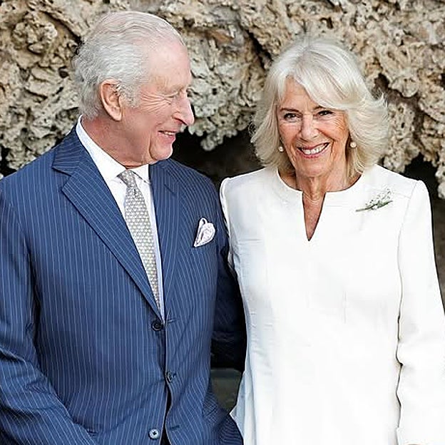 La reina Camilla luciendo el broche de pasado comunista. 