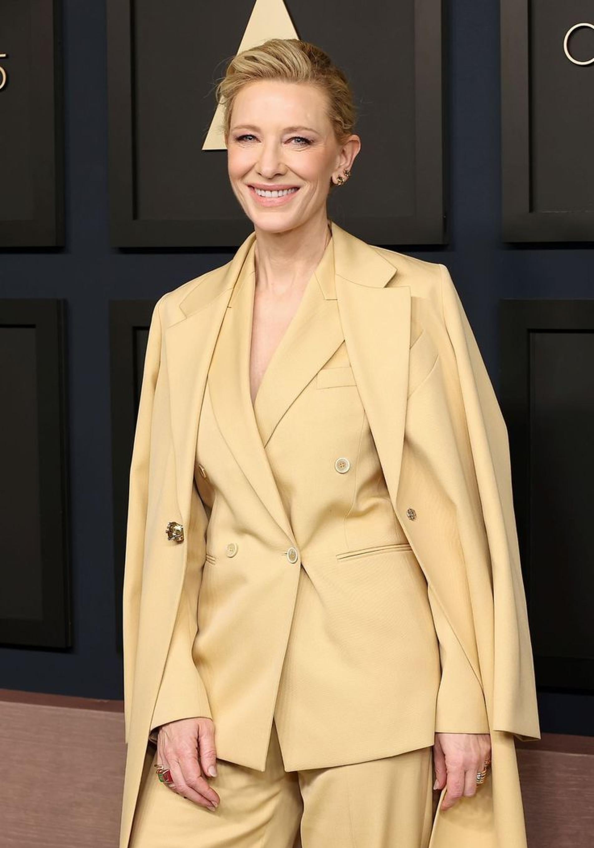 Cate Blanchett con traje amarillo mantequilla tendencia a los 50