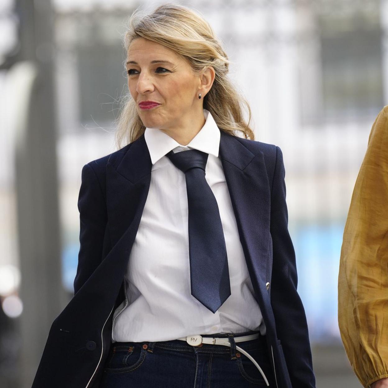 Yolanda Díaz con un look con corbata.