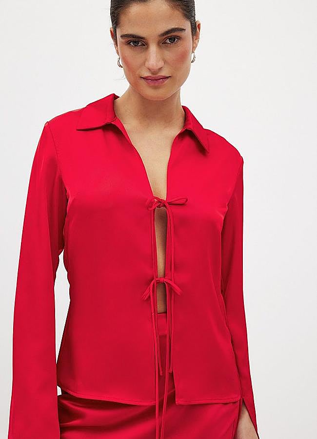 Imagen - Camisa satinada roja con lazos