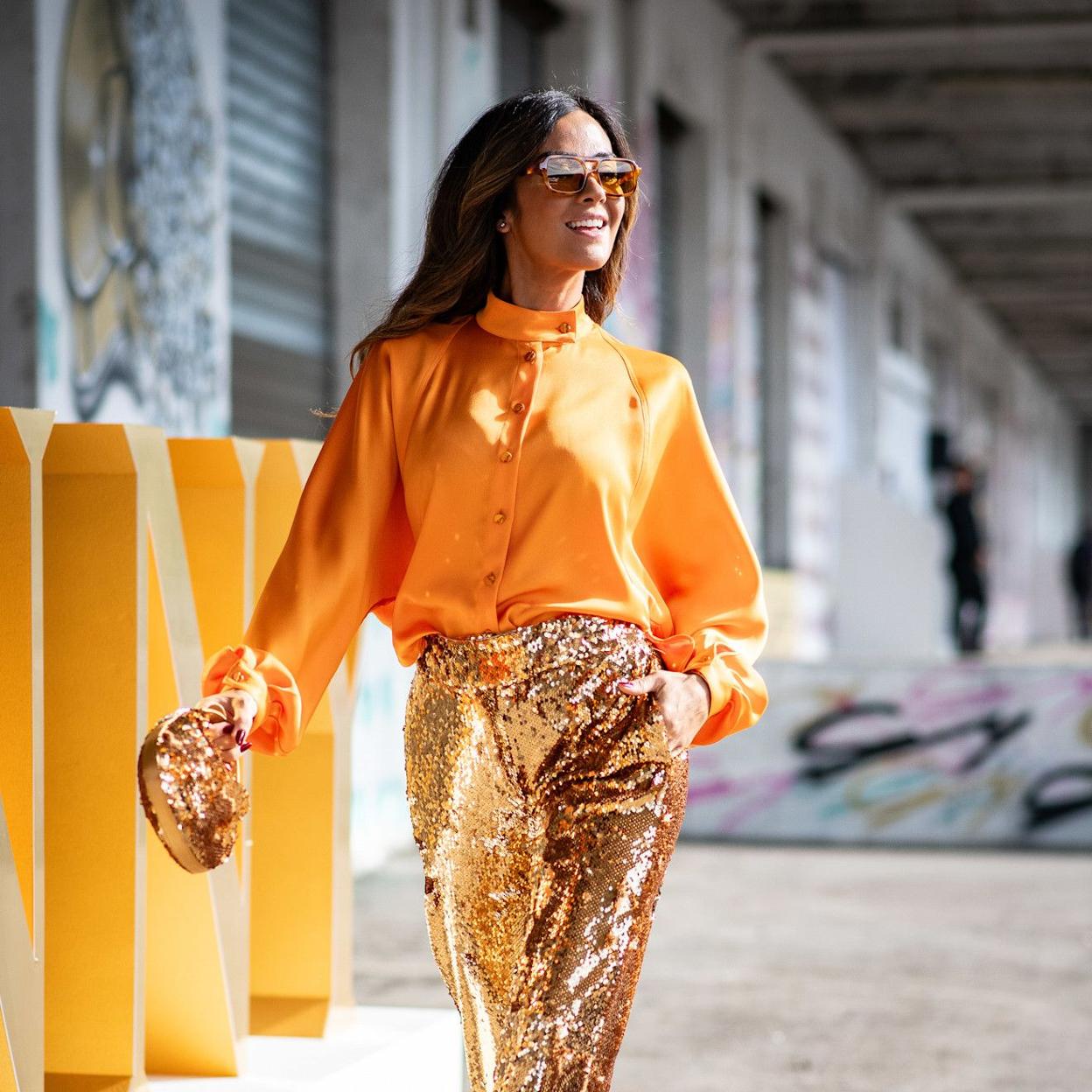 Influencer con camisa satinada color bonito