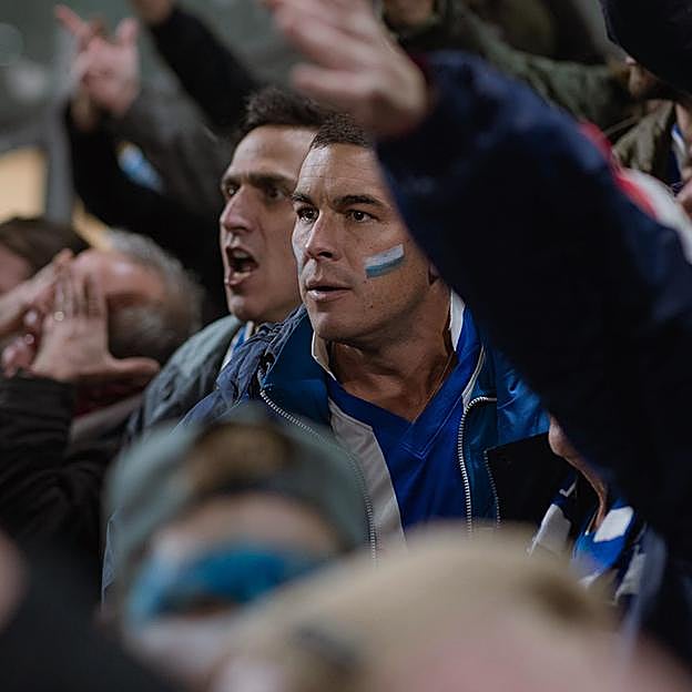 Sergio (Mario Casas) sufre un ataque de pánico y decide quedarse en Holanda y romper con su pasado.