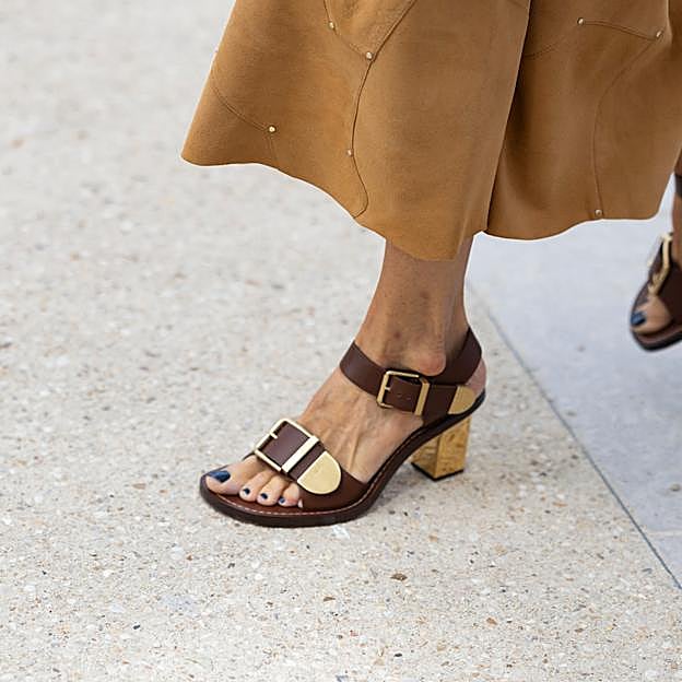 Uñas en color azul oscuro.