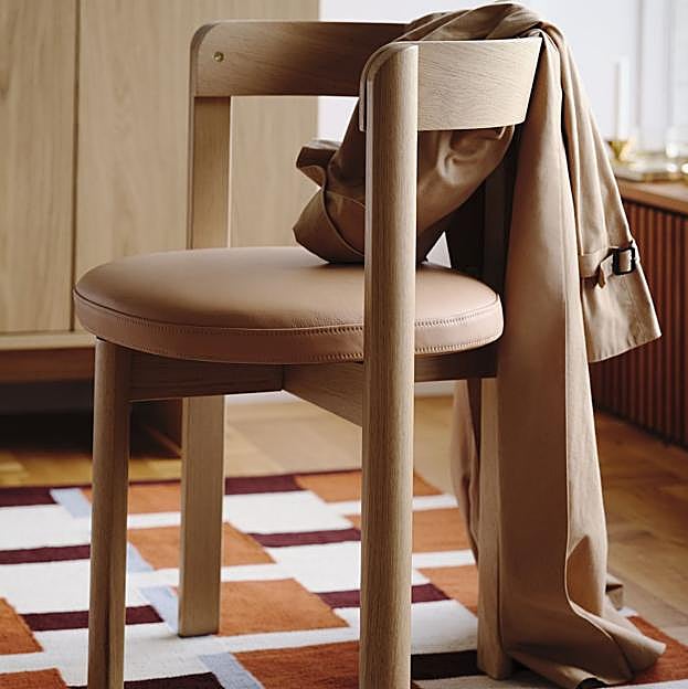 Imagen principal - Arriba, la silla STOCKHOLM 2025 cuesta 189€. Abajo, la silla de roble y ratán cuesta 169 euros y la roja, 199 euros.