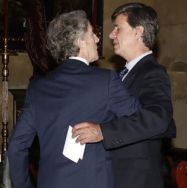 Alfonso Díez y Cayetano Martínez de Irujo, en un funeral por la duquesa de Alba. 