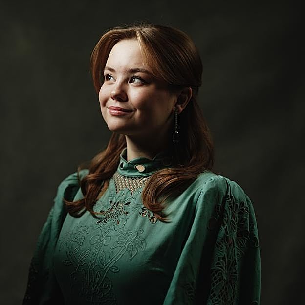 Ariane de Holanda con una blusa verde.