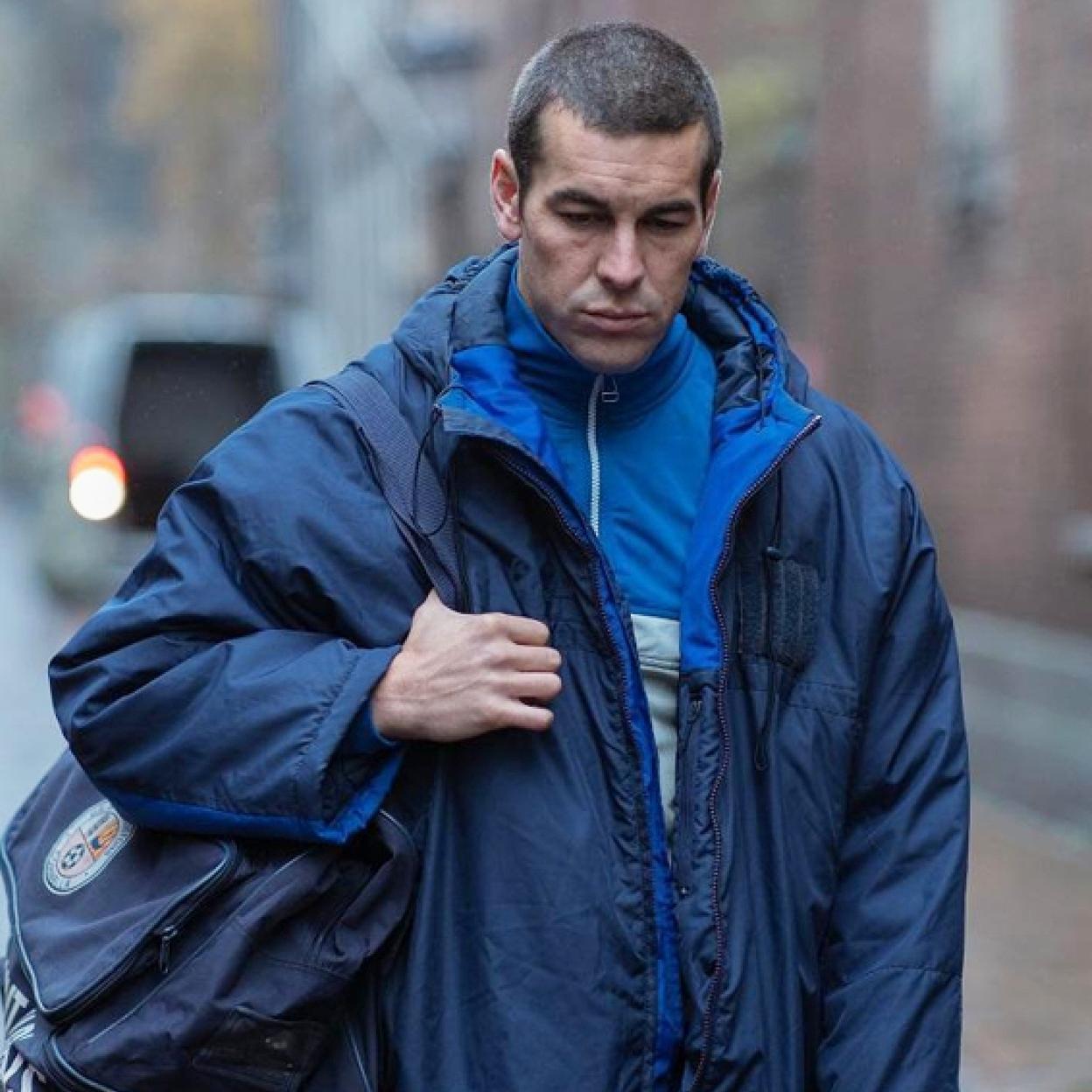 Mario Casas en una escena de Muy lejos. 