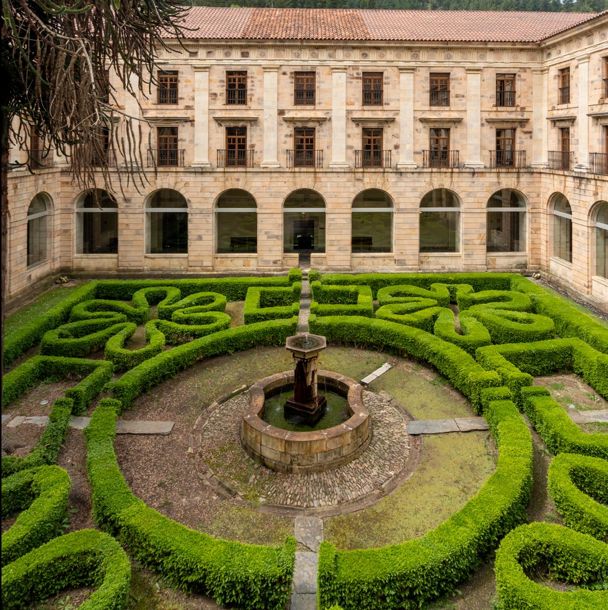 Una imagen del claustro del parador asturiano.