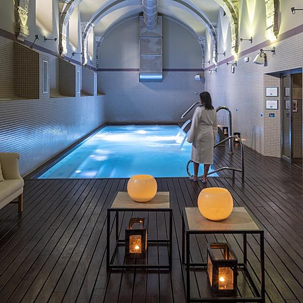 Zona de relax y piscina terapéutica. 