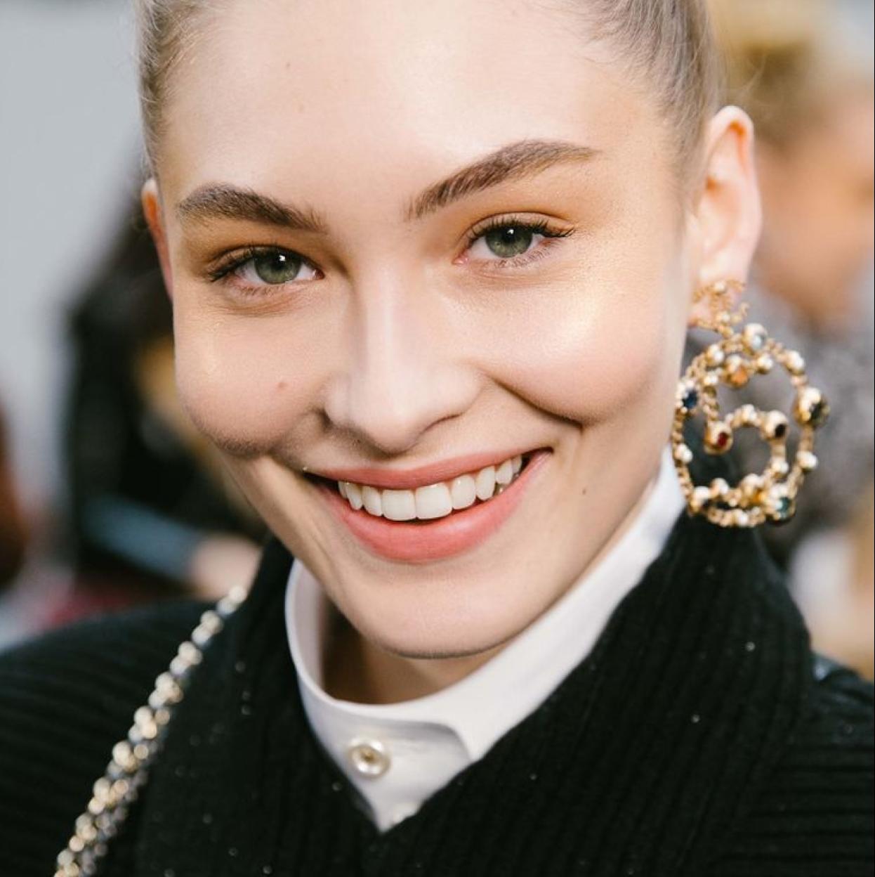 Modelo con mirada despierta