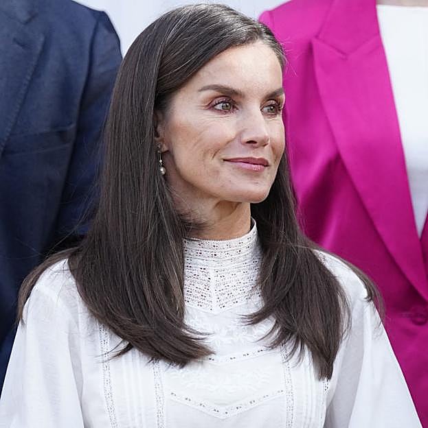 La reina Letizia estrena unos pantalones de pinzas que estilizan y la blusa blanca romántica más bonita de la primavera