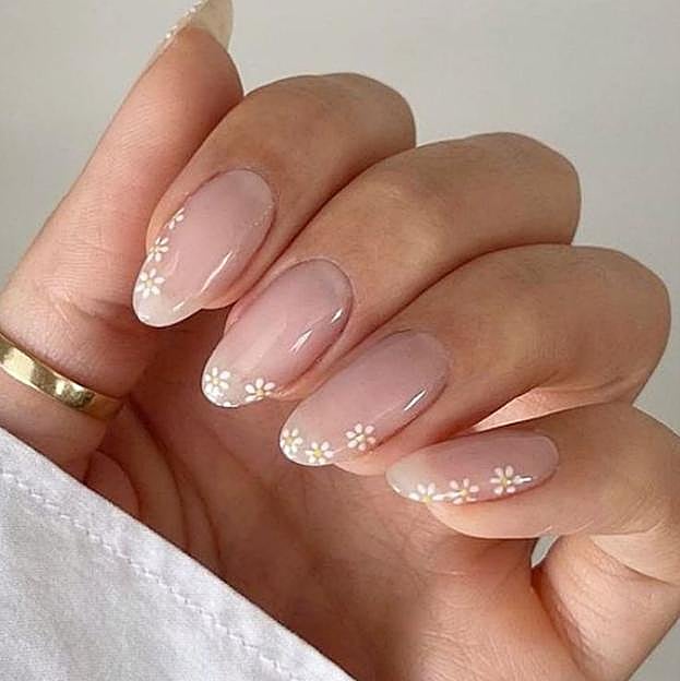 Manicura natural con dibujos de margaritas