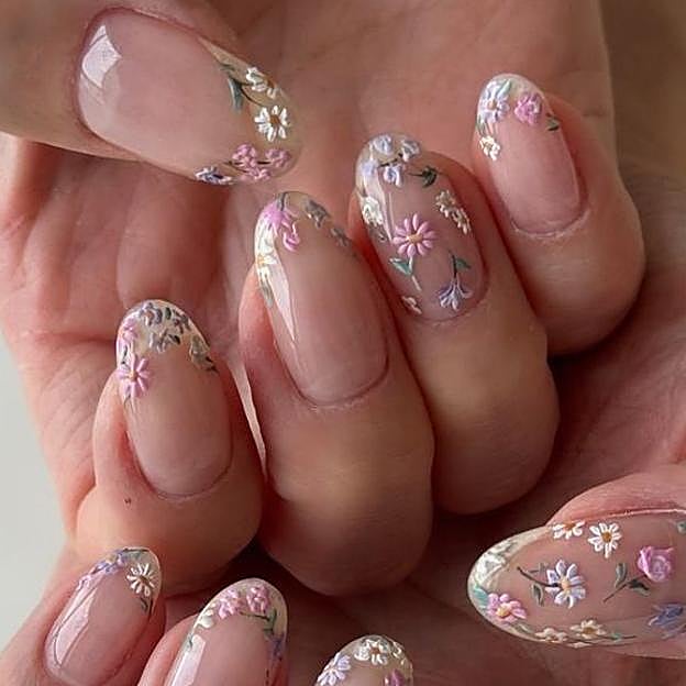 Manicura romántica con flores pastel
