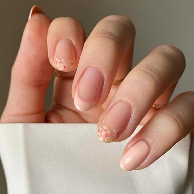 Uñas color melocotón con flores