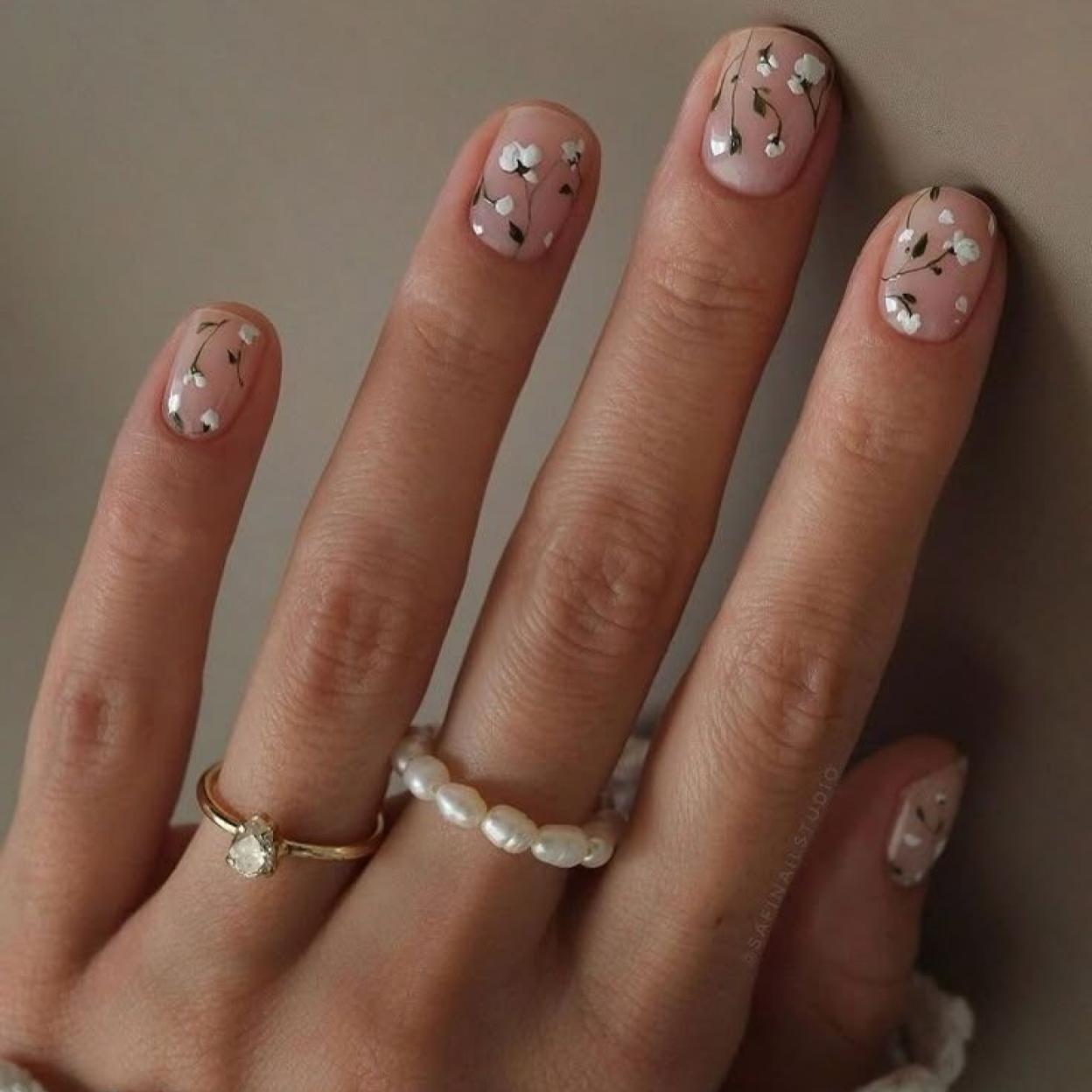 Uñas naturales con flores blancas