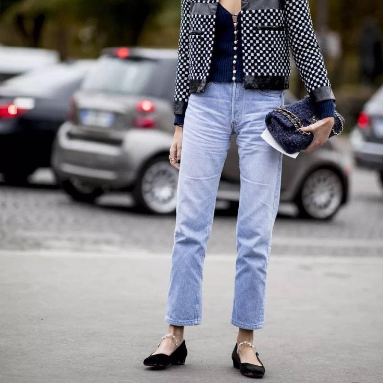 Influencer con vaqueros cropped