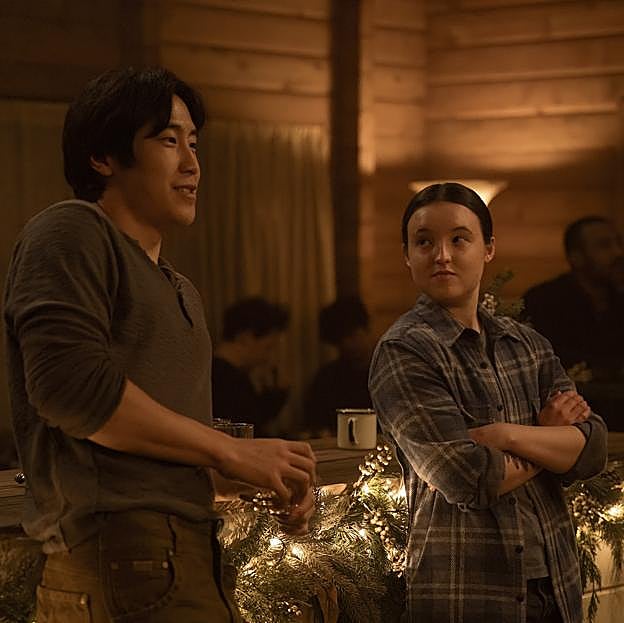 Young Manzino junto a Bella Ramsey, él interpreta en la segunda temporada de The Last of Us a Jesse, uno de los integrantes de la comunidad de Jackson. 