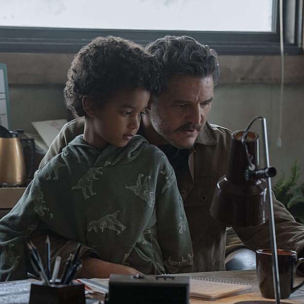 Pedro Pascal como Joel sosteniendo en su regazo al hijo de su hermano Tommy, en una imagen de la segunda temporada de The Last of Us.