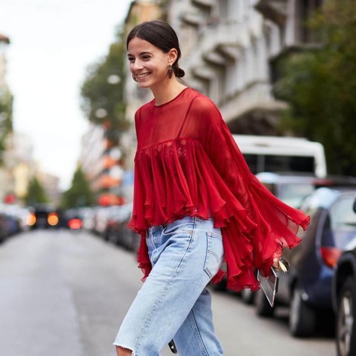 Influencer con blusa de gasa