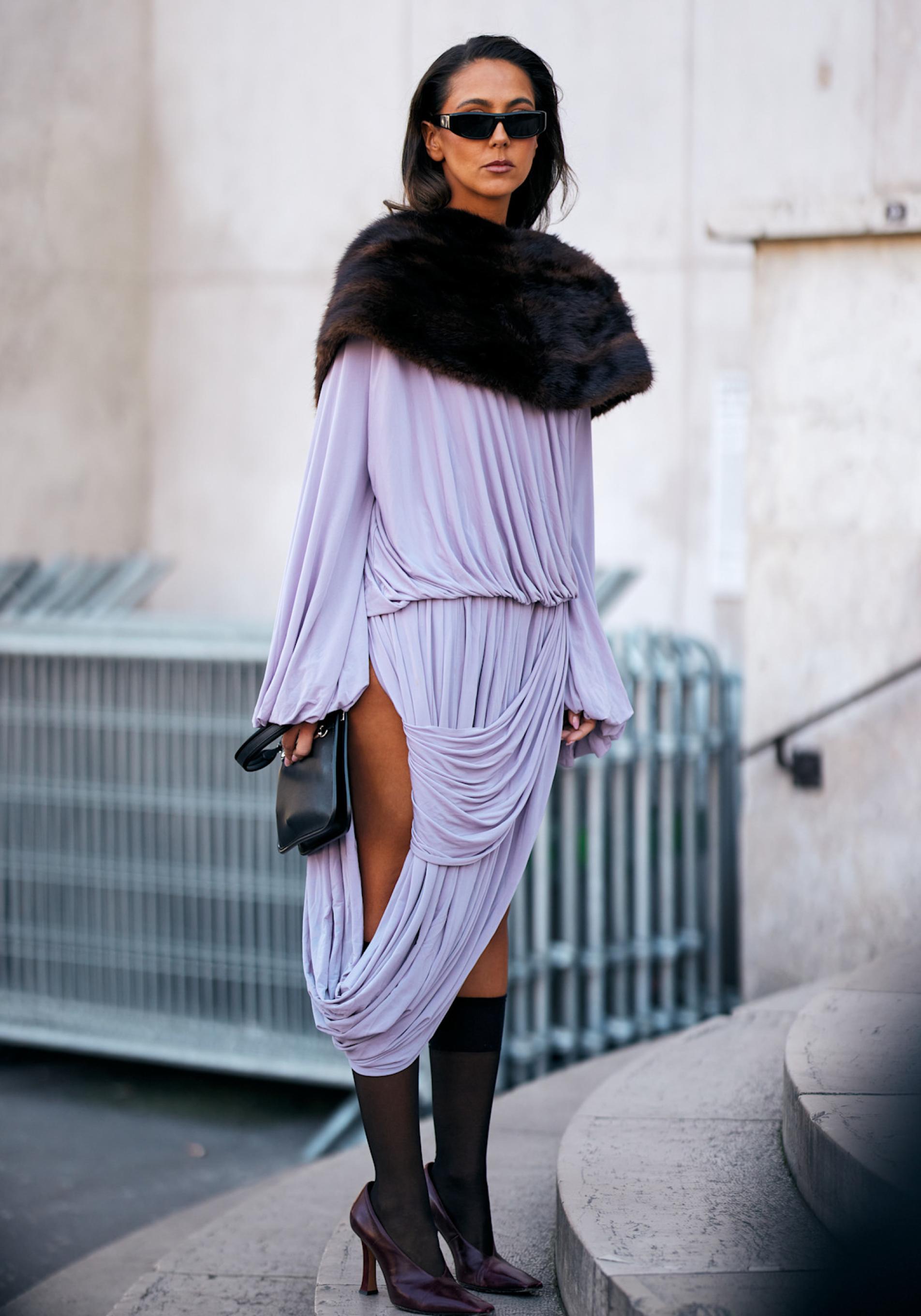 Mujer con vestido en color lila