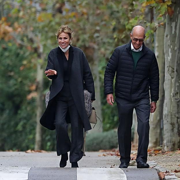 Los padres de Sassa de Osma, dando un paseo durante la pandemia. 